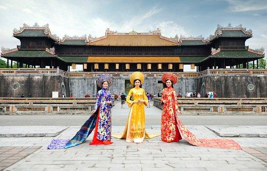 Ao Dai show